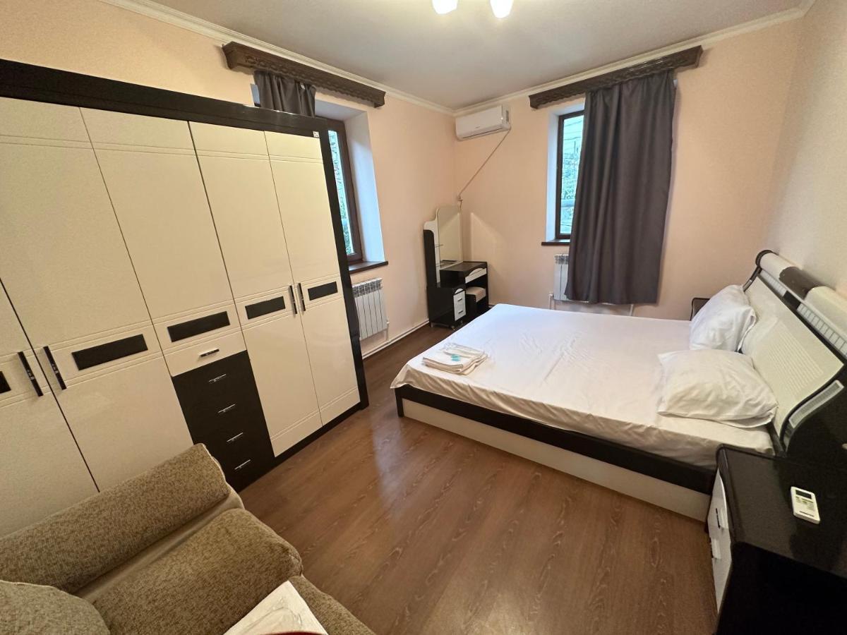 Favorit Hotel-Hostel 예레반 외부 사진